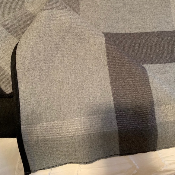 New๐Burberry merino check cape - Picture 5 of 8